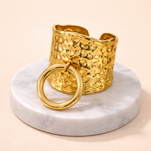 Bague manchette dorée en acier inoxydable avec anneau sur socle en marbre