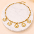 Collier doré en acier inoxydable avec médaillons ronds et perles blanches