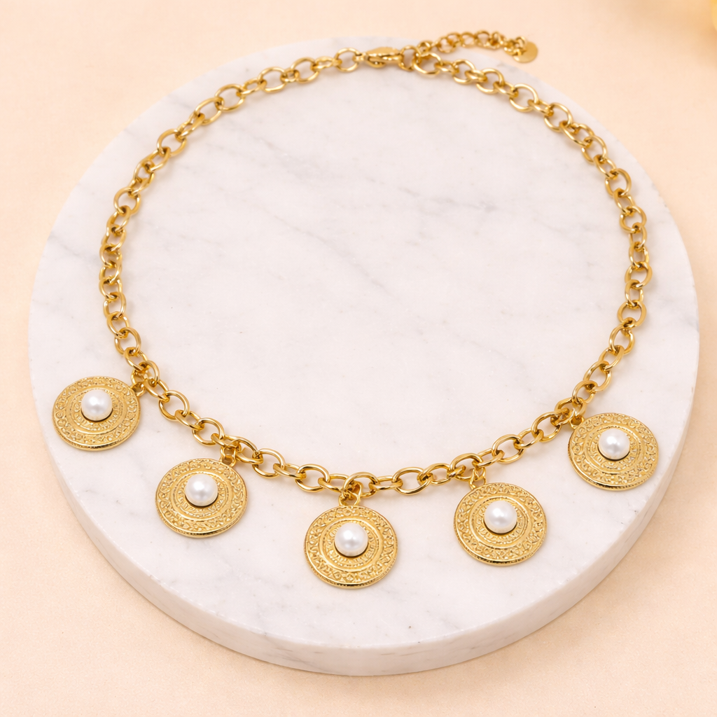 Collier doré en acier inoxydable avec médaillons ronds et perles blanches